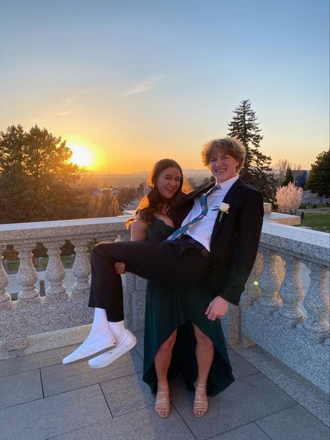 Cute Prom Poses, Prom Poses For Couples, Prom Photos Couple, Prom Picture Poses For Couples, Couples Homecoming Pictures, Prom Couple Pictures, Prom Photo Poses, Couple Prom Pictures, Couples Prom Pictures