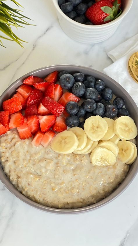 Healthy Food Oats, Breakfast Ideas Healthy Oats, Oat Bowl Recipes, Fruit And Oatmeal, Fruit Bowls Breakfast, Oats Bowl Breakfast, Healthy Breakfast Porridge, Healthy Breakfast Bowls Oats, Breakfast Ideas With Oats