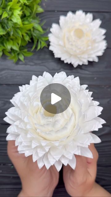 Baking Paper Craft, Art With Paper Cups, Diy Paper Cup Crafts, Cupcake Paper Crafts, Tissue Paper Flowers Easy, Coffee Filter Flowers Diy, Craft Paper Flowers, Silk Flowers Diy, Paper Cup Crafts