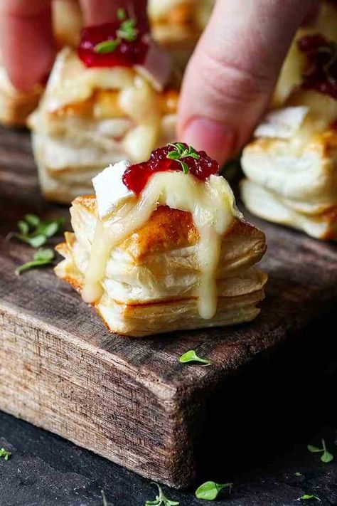 Fall Party Appetizers, Holiday Appetizers Easy, Brie Bites, Holiday Appetizers Recipes, Fall Appetizers, Thanksgiving Appetizers, Snacks Für Party, Holiday Appetizers, Christmas Party Food