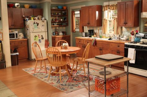 Full House Kitchen, 80s Sitcom Aesthetic, 00s Kitchen, 90’s House, Sitcom House, 90s House Decor, 80s House Decor, 80s Dining Room, Kitchen 90s