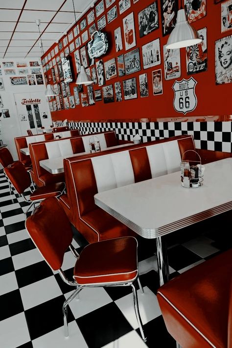 50s Diner Kitchen, Diner Aesthetic, Vintage Road Trip, 50s Diner, Diner Decor, Retro Interior Design, Retro Diner, American Diner, Bbq Restaurant