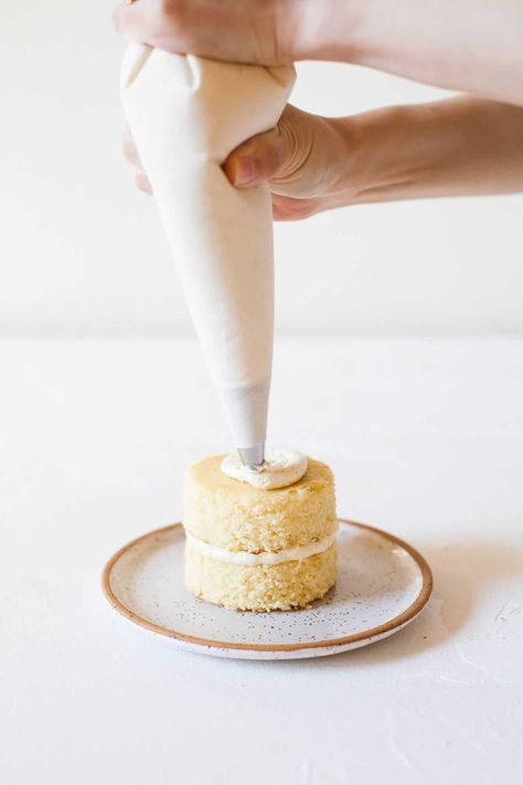 Single Serve Wedding Desserts, Individual Birthday Cakes Ideas, Sheet Pan Cakes, Mini Cakes Tutorial, Individual Wedding Cakes, Tiny Cake, Single Serve Cake, Cake Painting, Mini Wedding Cakes