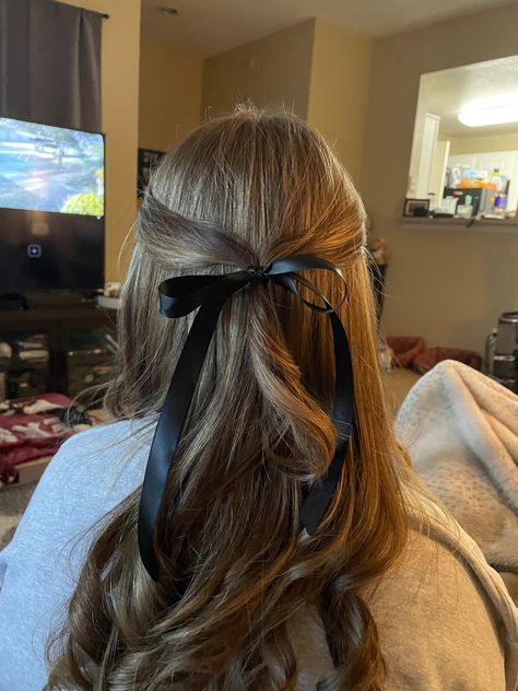 Bow Hairstyle, Ribbon Hairstyle, Hair Stylies, Makati, Hairstyles For School, Aesthetic Hair, Hairstyle Ideas, Hair Day, Hair Updos