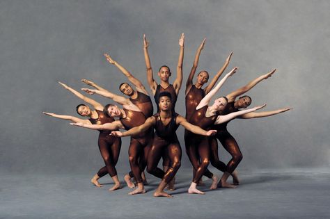 Amazing group shot End Poses For Dance Group, Group Dance Formations, Dance Ending Poses Group, Dance Group Photoshoot, Dance Group Pictures, Dance Group Photos, Dance Group Photography, Group Dance Poses, Dance Formations