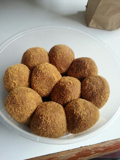 graham balls :) Graham Balls Aesthetic, Graham Balls Recipe, Graham Balls, Num Nom, Delicious Snacks, Sweet Recipes Desserts, Delicious Snacks Recipes, Buffet Food, Snacks Recipes