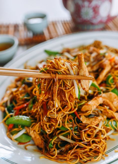 Chicken Chow Mein - The Woks of Life The Woks Of Life Recipes, Cho Mein, Chinese Chow Mein, Chicken Chow Mein Recipe, Chilli Garlic Noodles, Chow Mein Recipe, Oxtail Recipes, Woks Of Life, The Woks Of Life