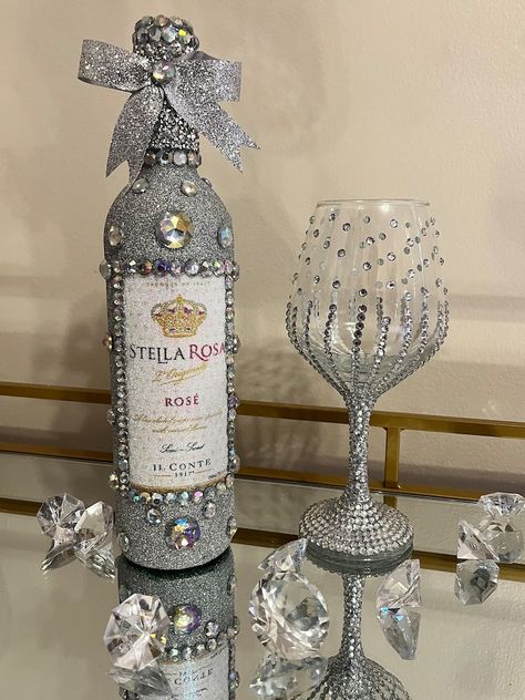 Diamond Home Decor, Diamonds And Pearls Theme Birthday, Diamond Party Theme, Bejeweled Bottles, Diamond Theme Party, Alcohol Bottle Decorations, Bedazzled Liquor Bottles, Bedazzled Bottle, Alcohol Bottle Crafts