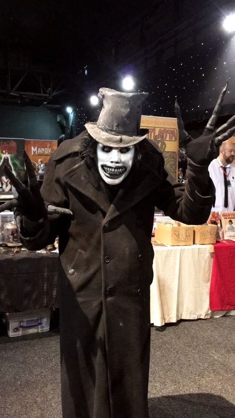 Awesome Babadook cosplay 👌🏻 Babadook Fanart, Babadook Costume, Horror Movie Characters Costumes, Horror Movie Costumes, Horror Cosplay, The Babadook, Creepy Baby Dolls, Movie Character Costumes, Holloween Costume