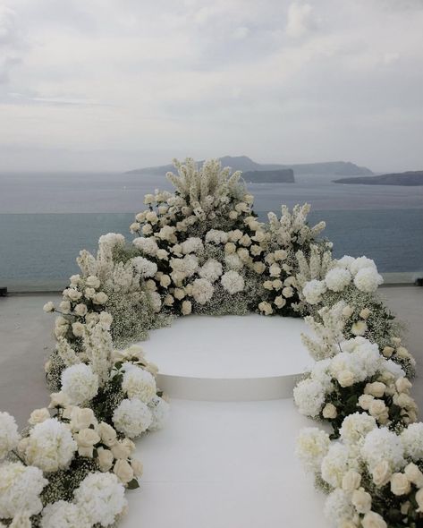 Outdoor Wedding Ceremony Flowers Aisle, White Flower Alter, Wedding Ceremony Ideas Outside, White Aisle Flowers Wedding, Wedding Venue Decor Ideas Indoor, White Floral Wedding Aisle, Santorini Wedding Ceremony, Elegant Beach Wedding Ceremony, Ceremony Isle Ideas Outdoor