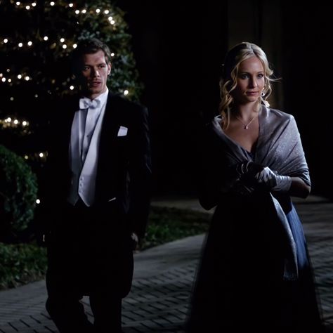 The Vampire Diaries Caroline, Vampire Diaries Caroline, Klaus Tvd, Klaus Caroline, Best Tv Couples, Klaus And Caroline, Vampire Romances, Vampier Diaries, Tv Show Couples