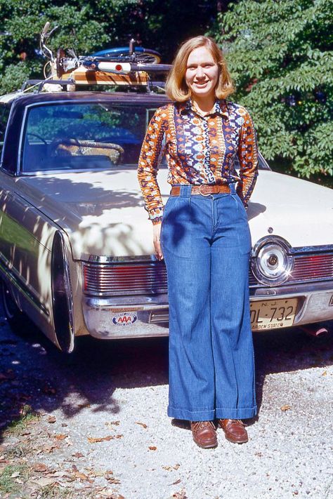 30 Cool Photos Defined Fashion Styles of Young Women in the 1970s ~ Vintage Everyday 70s Lookbook, 70s Women Fashion, 1970s Women, 70s Look, 70s Women, Functional Clothing, 70’s Fashion, Seventies Fashion, Hippie Look