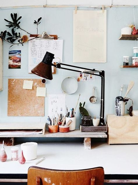 Studio In Casa, Decor Ikea, Casa Vintage, Creative Workspace, Workspace Inspiration, Office Workspace, Diy Desk, Retro Home Decor, A Desk