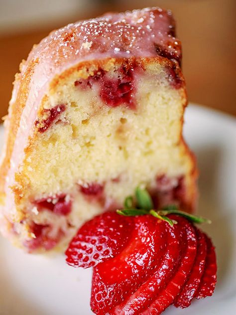 Slice of cake with ripe red strawberries and a sliced strawberry for garnish. Strawberry Lemonade Pound Cake Recipe, Strawberry Lemonade Pound Cake, Pound Cake From Scratch, Leftover Sour Cream, Fresh Strawberry Cake, Strawberry Pound Cake, Cake From Scratch, Cake Mug, Lime Cake