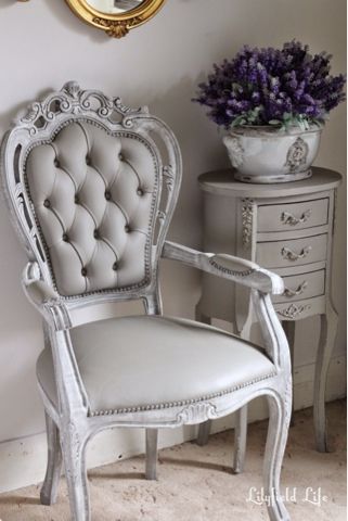 Lilyfield Life: Painting chairs with Chalk Paint Painting Chairs, Painting Fabric Furniture, Chalk Paint Chairs, Paint Upholstery, Vinyl Chairs, Luxury Lounge, Chair Vintage, Deco Studio, Poltrona Vintage