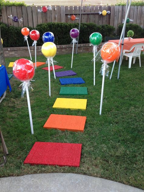 Willy Wonka Party, Candy Theme Birthday Party, Candy Themed Party, Candy Land Birthday Party, Lawn Decorations, Candy Birthday Party, Outdoor Play Area, Candyland Birthday, Christmas Float