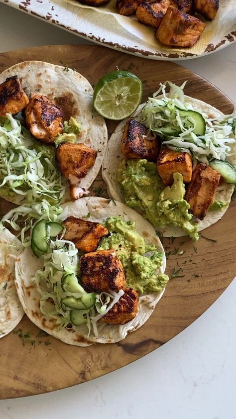 Crispy Salmon, Stovetop Chicken, Hungry Happens, Sommer Mad, Salmon Tacos, Plats Healthy, Healthy Food Dishes, Food Chicken, Healthy Lifestyle Food