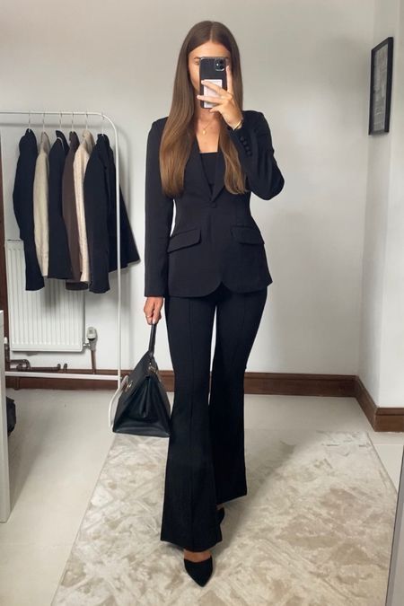 Business Formal Outfit, Outfit Formal Mujer, Corporate Attire Women, Interview Outfits Women, Business Professional Outfits, Lawyer Fashion, Business Attire Women, Blazer Outfits For Women, Corporate Attire