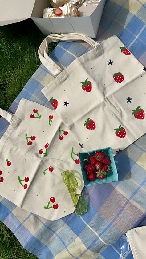 picnic to paint tote bags :) tote bag painting ideas, cherry tote bag, strawberry tote bag Diy Tote Bag Painting Ideas, Tote Bag Painting Ideas, Bag Painting Ideas, Tote Bag Painting, Handpainted Tote, Diy Tote Bag Design, Handpainted Tote Bags, Canvas Bag Diy, Totes Ideas