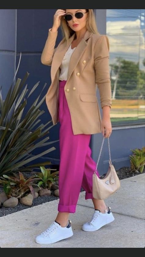 Dress To Impress Classy Casual, Neutral Outfit With Pop Of Color, Suits With Sneakers Women, Blazer Nude Outfit, Outfit Pantalon Rosa, Fucsia Outfit, Fuchsia Outfit, Color Combos Outfit, Color Blocking Outfits