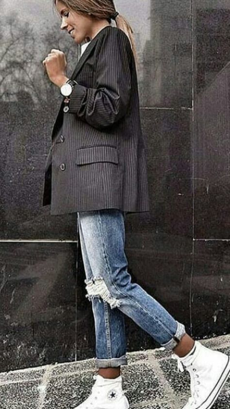 Tomboy Ideas, Outfit Tomboy, Outfit Converse, Outfits Stylish, Tomboy Chic, Summer Outfits Women Over 40, Chic Coat, Blazer Outfit, Skirt And Sneakers