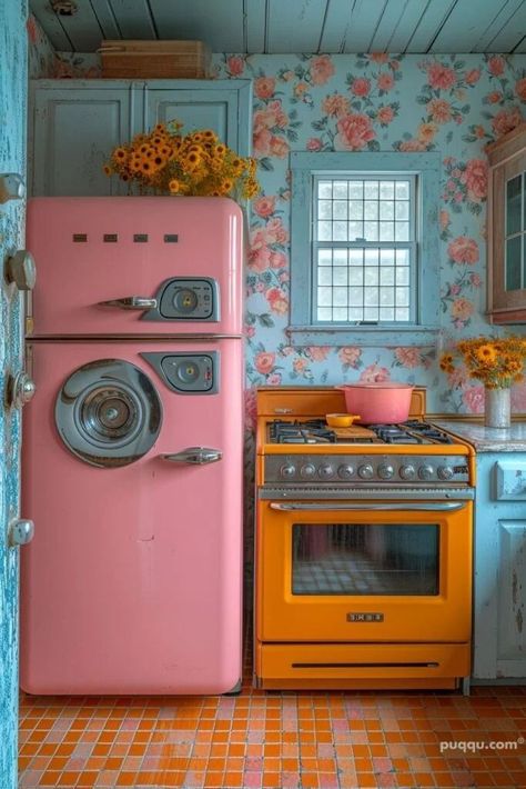 Quirky Wallpaper, Kitchens Ideas, Quirky Kitchen, Kitschy Kitchen, Kitchen Aesthetic, Playful Decor, Dinette Sets, Casa Vintage, Pink Kitchen