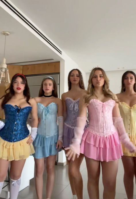 Princess Group Halloween Costumes, Princess Halloween Costume Group, Disney Princess Halloween Costumes Group, Halloween Costumes Group Friends, Fantasias Femininas Festa, Disney Princesses Halloween Costumes, Trip Halloween Costumes, Solo Costume Ideas Halloween, Halloween Costumes Disney Princess