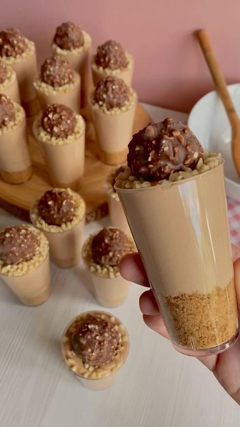 Ferrero Rocher Cheesecake, Dessert Shooters Recipes, Dessert Cups Recipes, Mini Dessert Cups, Resipi Kek, Easy Baking Recipes Desserts, Tasty Baking, Fancy Desserts, Ferrero Rocher