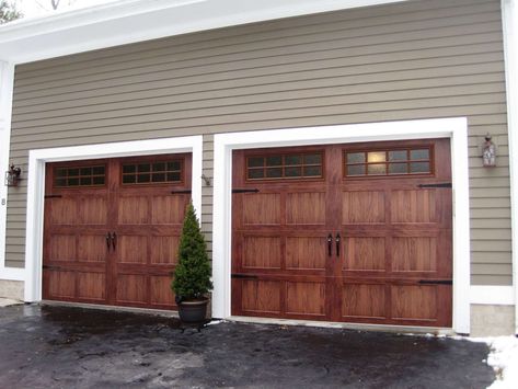 8+ Fancy Aluminum Garage Doors That Look Like Wood Photos -  -  #aluminumgaragedoorsthatlooklikewood #howtomakealuminumgaragedoorlooklikewood #paintingaluminumgaragedoorstolooklikewood Check more at https://woodcarving101.com/8-fancy-aluminum-garage-doors-that-look-like-wood-photos/ Fiberglass Garage Doors, Faux Wood Garage Door, Carriage House Garage Doors, Garage Door House, Craftsman Garage Door, Carriage Garage Doors, Plan Garage, Garage Door Windows, Wooden Garage Doors