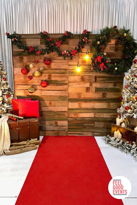 Rustic backdrop surrounded by christmas trees, pine garlands, wreath, ornaments and candles Christmas Decorating Outside, Christmas Craft Presents, Rustic Christmas Backdrop, Christmas Decoration Outside, Christmas Craft Gift Ideas, Christmas Decor Outside, Christmas Decorations Outside, Christmas Stage Decorations, Diy Outdoor Christmas Decor