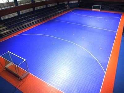 Indoor Soccer Field, Futsal Court, Hockey Drills, Sport Court, Indoor Soccer, Exhibition Booth Design, Soccer Skills, Football Field, Booth Design