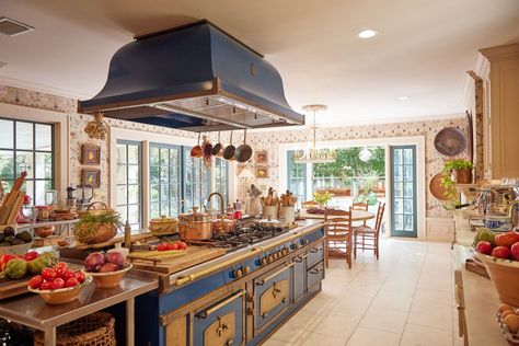 Martha Stewart Home Aesthetic, Martha Stewart Aesthetic, Hampton Summer, Kitchens 2024, Kitchen List, Italian Style Kitchen, Martha Stewart Kitchen, Pasta Queen, Dreamy Kitchens