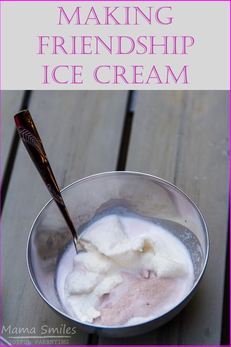 Have you tried making friendship ice cream? It's a fun way to practice sharing and taking turns! Pair with "Should I Share My Ice Cream?" by Mo Willems - part of the Elephant and Piggie series that my kids love so much. via @mamasmiles Friendship Science, Mo Willems Author Study, Preschool Friendship, Friendship Crafts, Friendship Theme, Friendship Activities, Kindness Activities, Mo Willems, Preschool Science