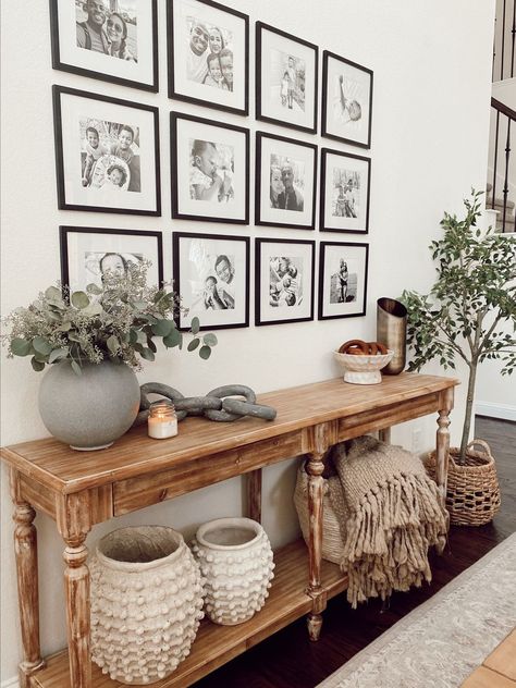 Entryway Table Decor, Entryway Ideas, Home Entrance Decor, Entryway Table, Decor Home Living Room, Living Room Inspo, Hallway Decorating, Living Room Inspiration, Decoration Table