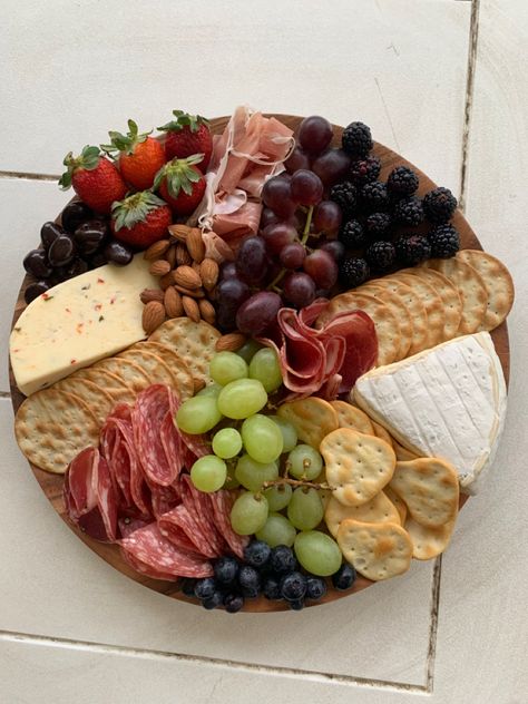 Food Platters Party, Small Cheese Plate Ideas, Plater Ideas For Birthday, Charquetery Board Birthday, Cheese And Bread Platter, Food Board Aesthetic, Charcuterie Circle Board, Small Circle Charcuterie Board, Circle Cheese Board