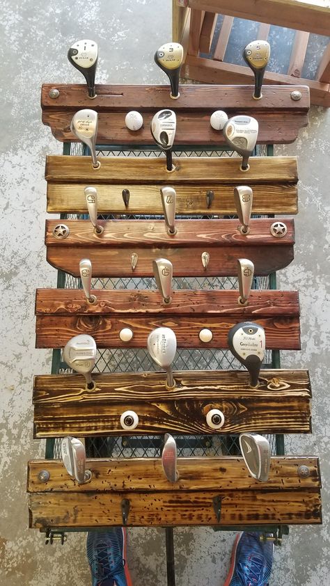 Golf club coat racks. Golf Club Crafts, Golf Furniture, Golf Club Art, Golf Club Fitting, Diy Golf, Golf Crafts, Golf Room, Golf Ball Crafts, Diy Coat Rack