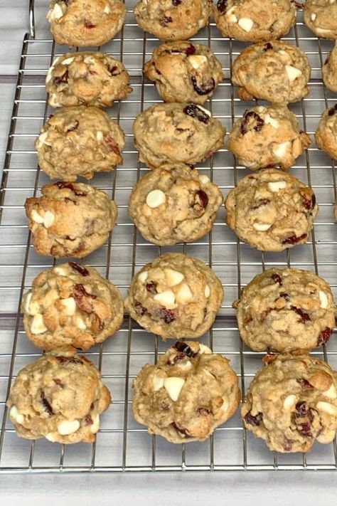 Delicious oatmeal cookie with white chocolate chips and cranberries, freshly baked on a baking rack Craisin White Chocolate Cookies, Craisin Cookies, Cranberry White Chocolate Chip Cookies, Cranberry Oatmeal Cookies, Oatmeal Chocolate Chip Muffins, Quaker Oatmeal, Cranberry Oatmeal, Delicious Oatmeal, Granola Cookies