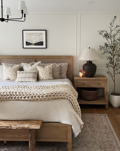 Bedroom With Oak Bed, Oak Bed Bedroom Ideas, Neutral Bedroom Decor Dark Wood, Wooden Bed Styling, Light Oak Bed, Moody Cosy Bedroom, Modern Rustic Bedroom Ideas Master Suite, Cosy Bed Ideas, Master Bed Frame Ideas