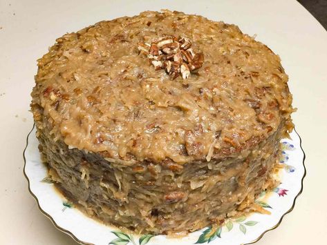 This vintage recipe produces that classic chocolate cake swathed in coconut-pecan frosting that everybody loves. German Choc Cake, 9x13 Recipes, German Chocolate Cake Recipe, Choc Cake, Coconut Pecan Frosting, How To Make Frosting, Coconut Frosting, Vegetarian Bake, Coconut Pecan