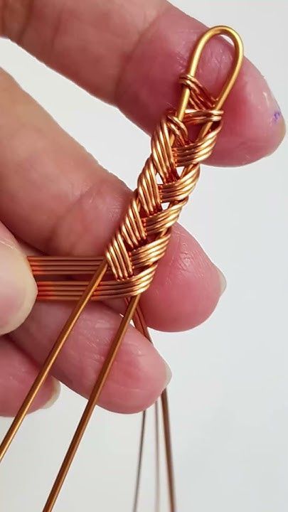 Diy Mens Wire Jewelry, How To Make Copper Bracelets, Wire Wrapped Bangles Tutorial, Wire Jewelry Beginner, Wire Jewelry Videos, Wire Jewelry Tutorial Step By Step Free, How To Make Copper Jewelry, Jewelry Wire Wrapping Diy, Wire Wrapped Tutorial