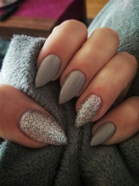 Grey And Sparkle Nails, Light Grey Sns Nails, Light Grey Sparkle Nails, Trendy Grey Nails, Nails With Grey Dress, Black Gray Sparkle Nails, Nails For Gray Dress, Classy Grey Nails, Simple Fall Acrylic Nails Almond