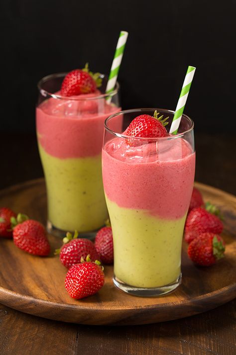 Double-Decker Tropical Avocado Smoothies Tropical Avocado, Resep Smoothie, Strawberry Shake, Natural Detox Drinks, Detox Drinks Recipes, Avocado Smoothie, Milk Shakes, Good Smoothies, Easy Smoothies