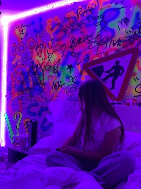 Graffiti Art Room Ideas, Room Inspo Trippy, Small Bedroom Ideas Y2k, Room Ideas Graffiti, Bedroom Ideas Skater, Graffiti Art Bedroom, Skater Girl Bedroom, Graffiti Wall Bedroom, Graffiti Room Ideas Bedrooms