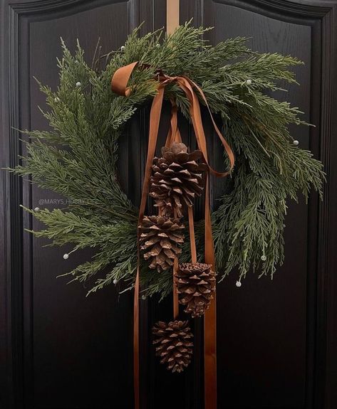 Julkransar Diy, Natural Christmas Wreaths, Dekoratívne Vence, Christmas Decor Inspiration, Front Porch Christmas, Natural Christmas, Christmas Inspo, Christmas Porch, Noel Christmas