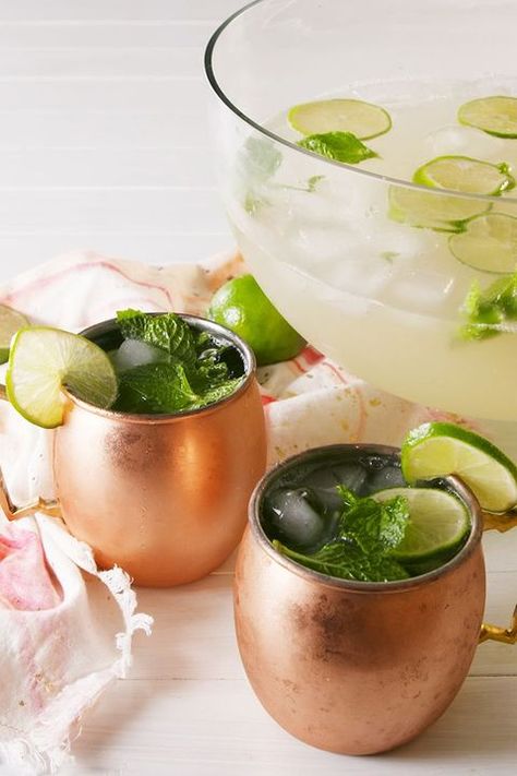 Moscow Mule Punch vertical Easy Holiday Dinner Recipes, Holiday Party Punch, Nye Ideas, New Years Eve Drinks, Holiday Punch Recipe, Holiday Dinner Recipes, Alcohol Beverages, Moscow Mule Recipe, Recipes Holiday