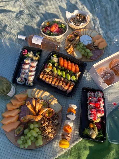 Healthy Picnic Aesthetic, Bento Box Picnic, Picnic Food Ideas Beach, Sushi Beach Picnic, Asian Picnic Food, Beach Picnic Aesthetic Food, Beach Picnic Food Ideas Simple, Picnic Food Ideas Aesthetic Junk Food, Sushi Picnic Aesthetic