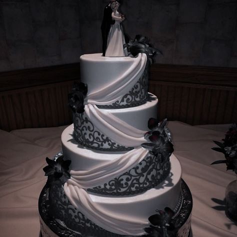 Black Themed Wedding Cake, Black And White Wedding Makeup, White Gothic Wedding Cake, Black Wedding Venue Aesthetic, Black Wedding Elegant, Wedding Cake Designs Black, Black And White Wedding Cake Ideas, Black Quinceanera Theme Decorations, Mafia Wedding Cake