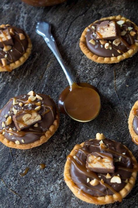 Mini Dessert Easy, Tarts Mini, Snickers Torte, Snickers Dessert, Tart Chocolate, Mini Tart Shells, Chocolate Caramel Tart, Mini Tart Recipes, Tarts Recipe