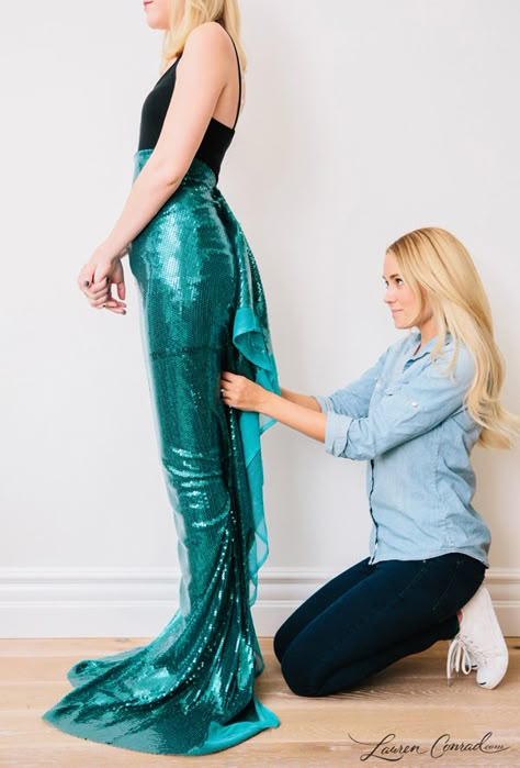 Lauren Conrad's DIY Mermaid Halloween Costume {easy to make and so cute} Mermaid Costume Top, Costumes Faciles, Mermaid Halloween Costume, Diy Fantasia, Snowman Costume, Mermaid Halloween Costumes, Costume Carnaval, Playing Dress-up, Diy Mermaid