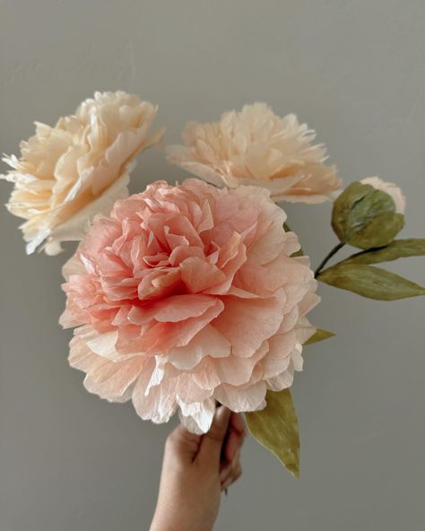 Rolled Fabric Flowers, Rolled Paper Flowers, Coffee Filter Flowers, Paper Peonies, Fabric Flower Tutorial, Paper Bow, Flower Inspiration, Make Paper, Paper Flower Tutorial